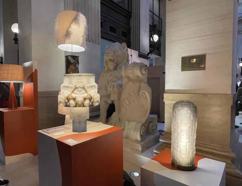 Sculpture déco intérieur moderne reflétant l’élégance artistique française dans un salon lumineux